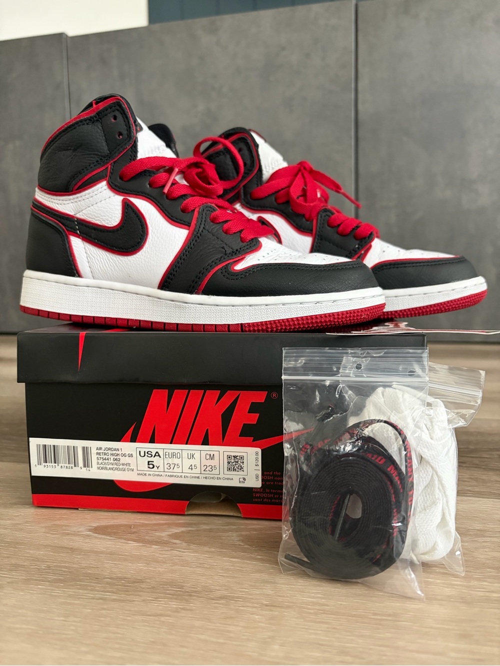 Air Jordan 1 Retro High “Bloodline” Size 5Y/W6.5